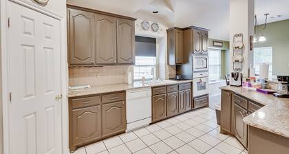 PRIVATE POOL w/Full Amenities by BLD & Joe Pool LK