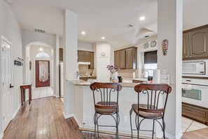 Fridge, microwave, oven, stovetop - PRIVATE POOL w/Full Amenities by BLD & Joe Pool LK (Mansfield)