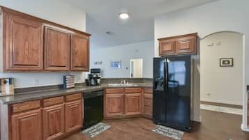 ثلاجة، ميكروويف، فرن، موقد طهي مسطح