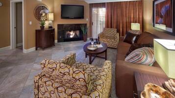 Een televisie, een open haard, videogames en een dvd-speler