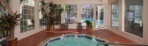 Utomhuspool och uppvärmd pool