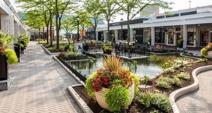 PARKING, BALCONY near NAPA, UNIVERSITIES, RAVINIA, GOLFING & TRAIN to CHICAGO
