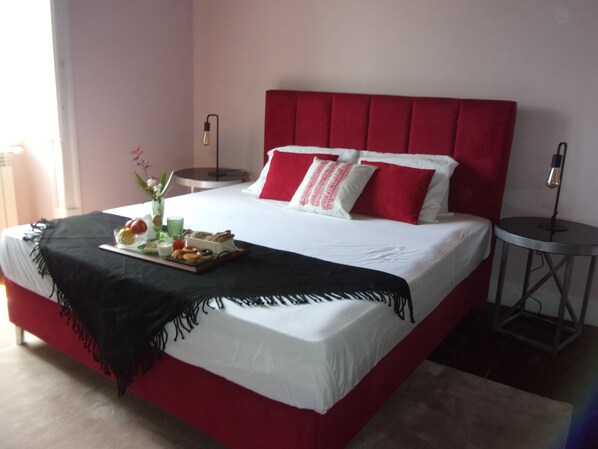 واي فاي مجانًا وملاءات أسرّة