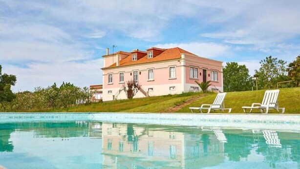 A large pink building with a swimming pool in front. - Hotel Rural Quinta do Juncal (Peniche)