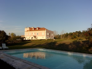 A large house with a swimming pool in front. - Hotel Rural Quinta do Juncal (Peniche)