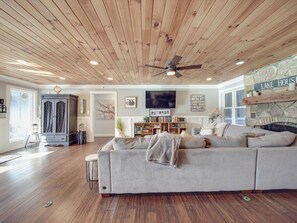 Smart-TV, peis og bøker