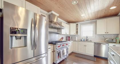 Chateau Merlot Lakefront Retreat-Min to WWC, CLT