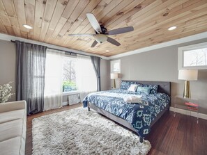 3 chambres, bureau, fer et planche à repasser, lit de bébé portatif