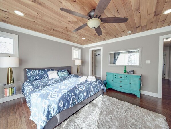 3 bedrooms, desk, iron/ironing board, travel cot