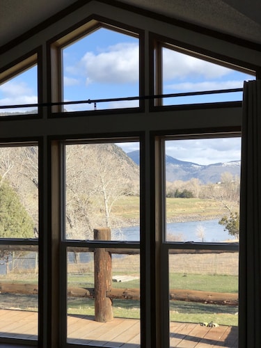 3BR/2BTH on the bank of Yellowstone River