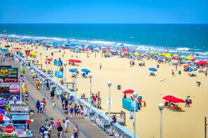 Aan het strand, ligstoelen aan het strand