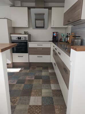 Réfrigérateur, plaque de cuisson, lave-vaisselle, cafetière/bouilloire