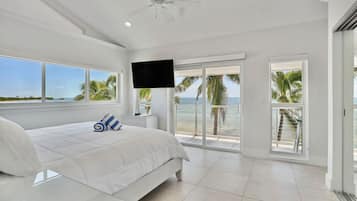 5 bedrooms, desk, iron/ironing board, travel crib