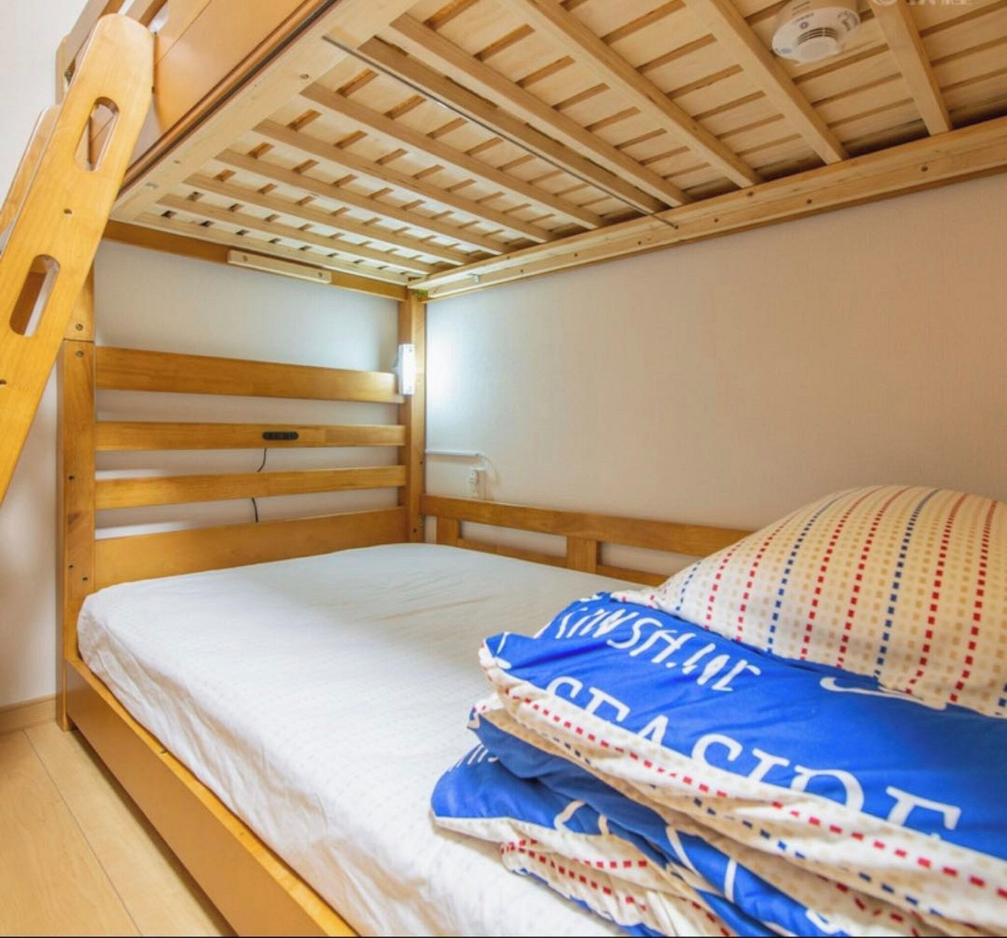 5 室のベッドルーム、WiFi (無料)、ベッドシーツ