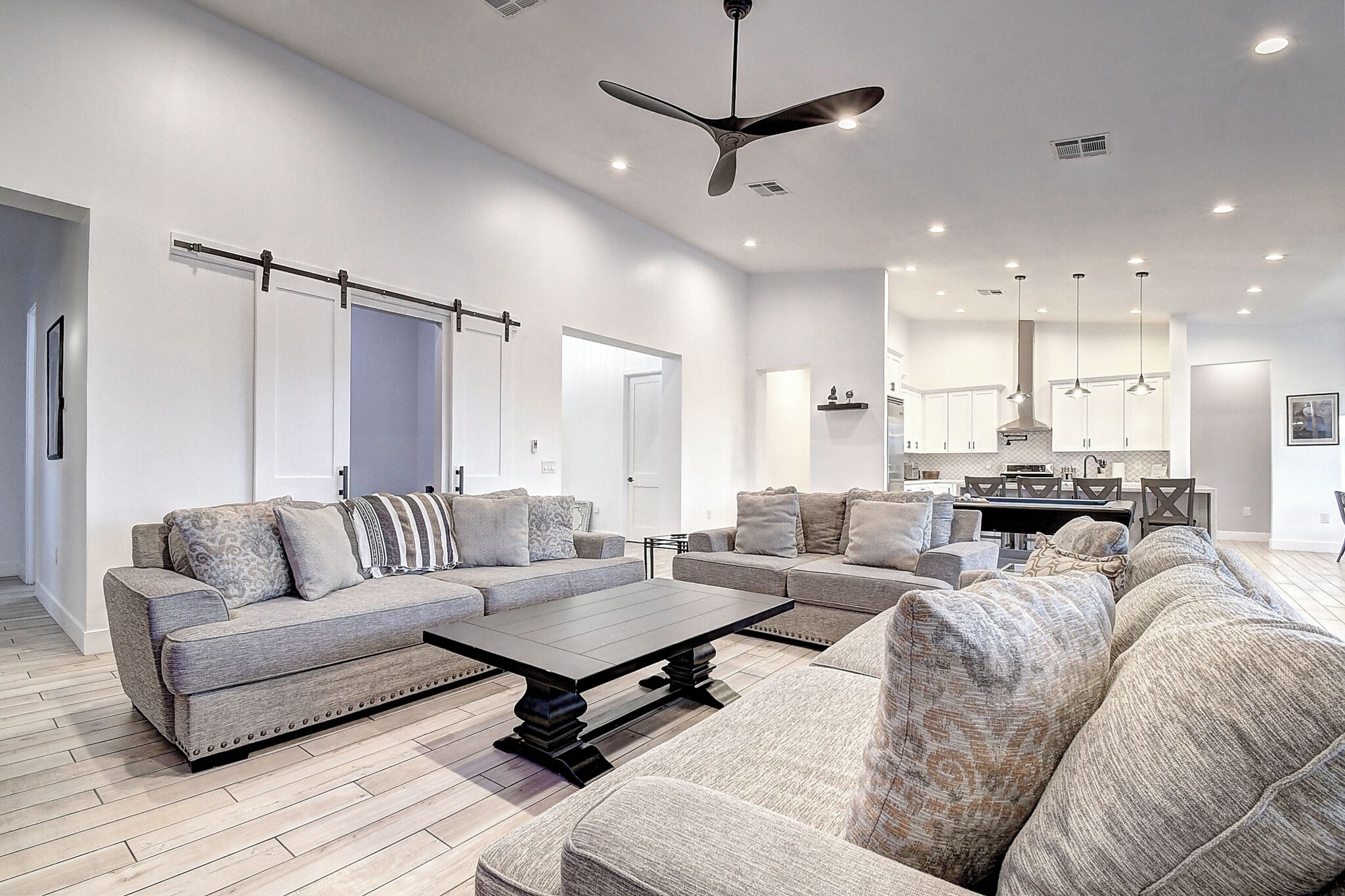 Smart TV, chimenea y tenis de mesa 