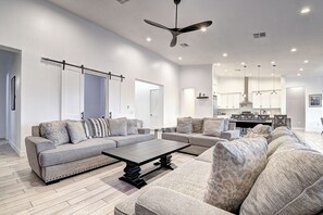 Smart-tv, eldstad och ett bordtennisbord