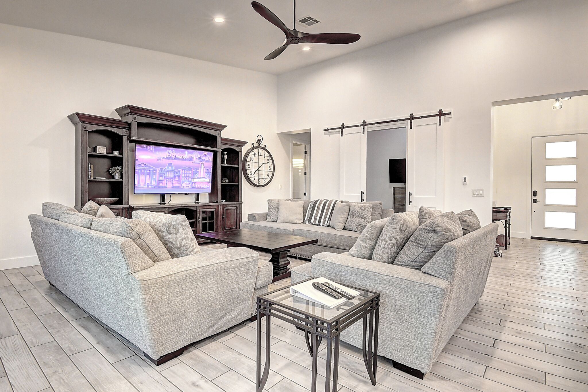 Smart TV, chimenea y tenis de mesa 