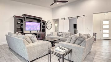 Smart TV, chimenea y tenis de mesa