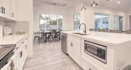 Scottsdalestays "The Ultimate" 10 BR-6BA Multimillion Estate-Huge Yard-Pool-Spa.