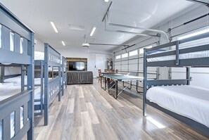 10 Schlafzimmer, Bügeleisen/Bügelbrett, Reisekinderbett