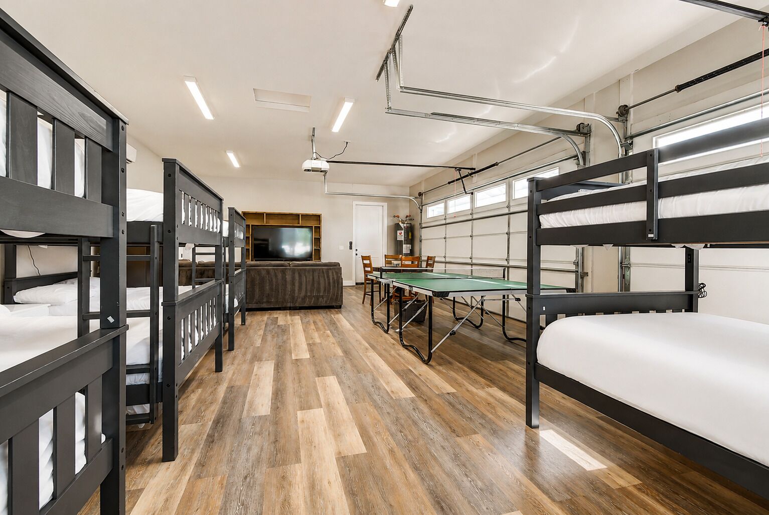 10 habitaciones, tabla de planchar con plancha y cuna de viaje 