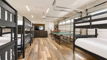 10 habitaciones, tabla de planchar con plancha y cuna de viaje