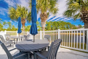 Outdoor dining - Beautifully Decorated HOME! ~ Close to EVERYTHING! ~ 2BR 2BA ~ Mariner Lakes (Orange Beach)