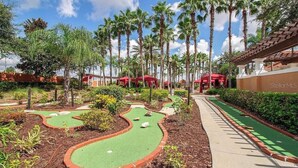 Un campo de mini golf con un camino que lleva a un edificio identificado como 'StellarMS'.