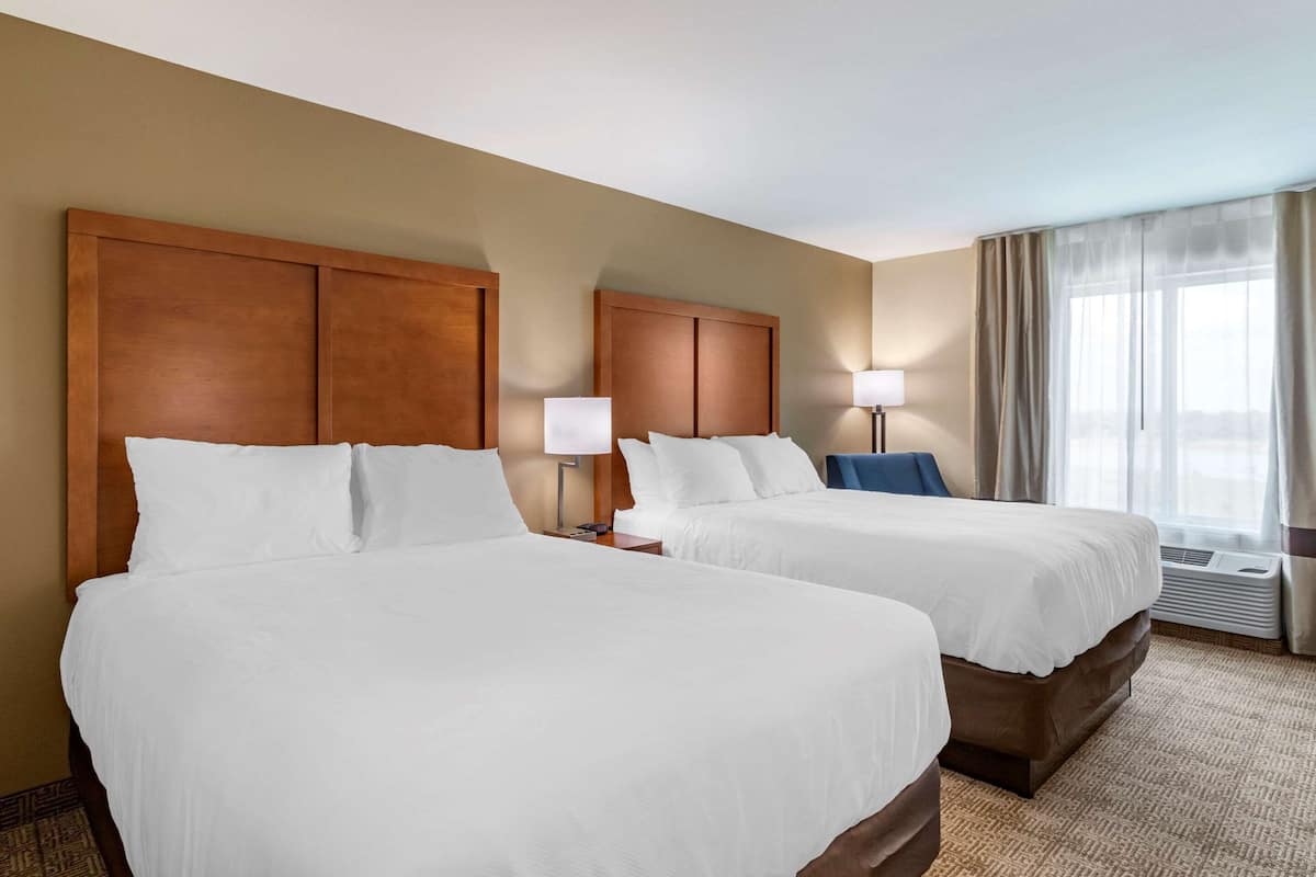 Chambre Standard, 2 grands lits, non-fumeurs | Surmatelas, bureau, fer et planche à repasser, lits bébé (gratuits)