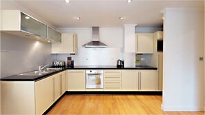 Fridge, microwave, oven, stovetop - EXCLUSIVE CENTRAL LONDON APARTMENT IN HIGH HOLBORN - CLOSE TO SHOPS & MUSEUMS (London)