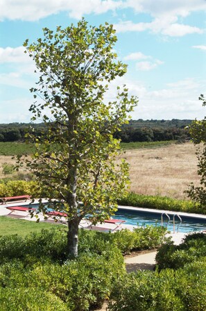 Outdoor pool - Château & Village Castigno - Wine Hotel & Resort (Assignan)