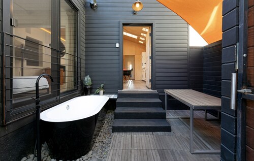 Venice Beach Bungalow - Steps to Sand - Outdoor Tub & Steam Shower