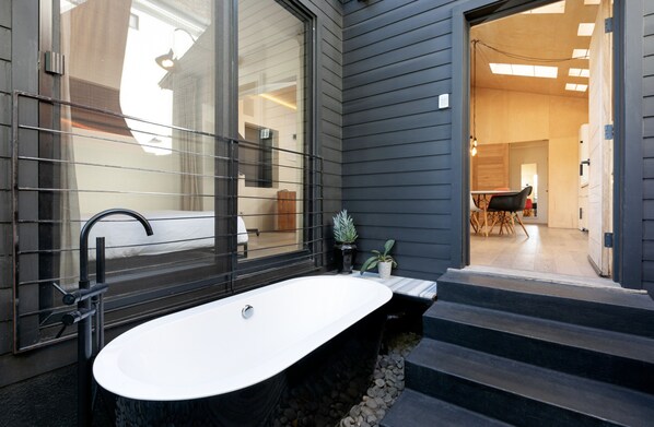 1 chambre, bureau, fer et planche à repasser, lit parapluie