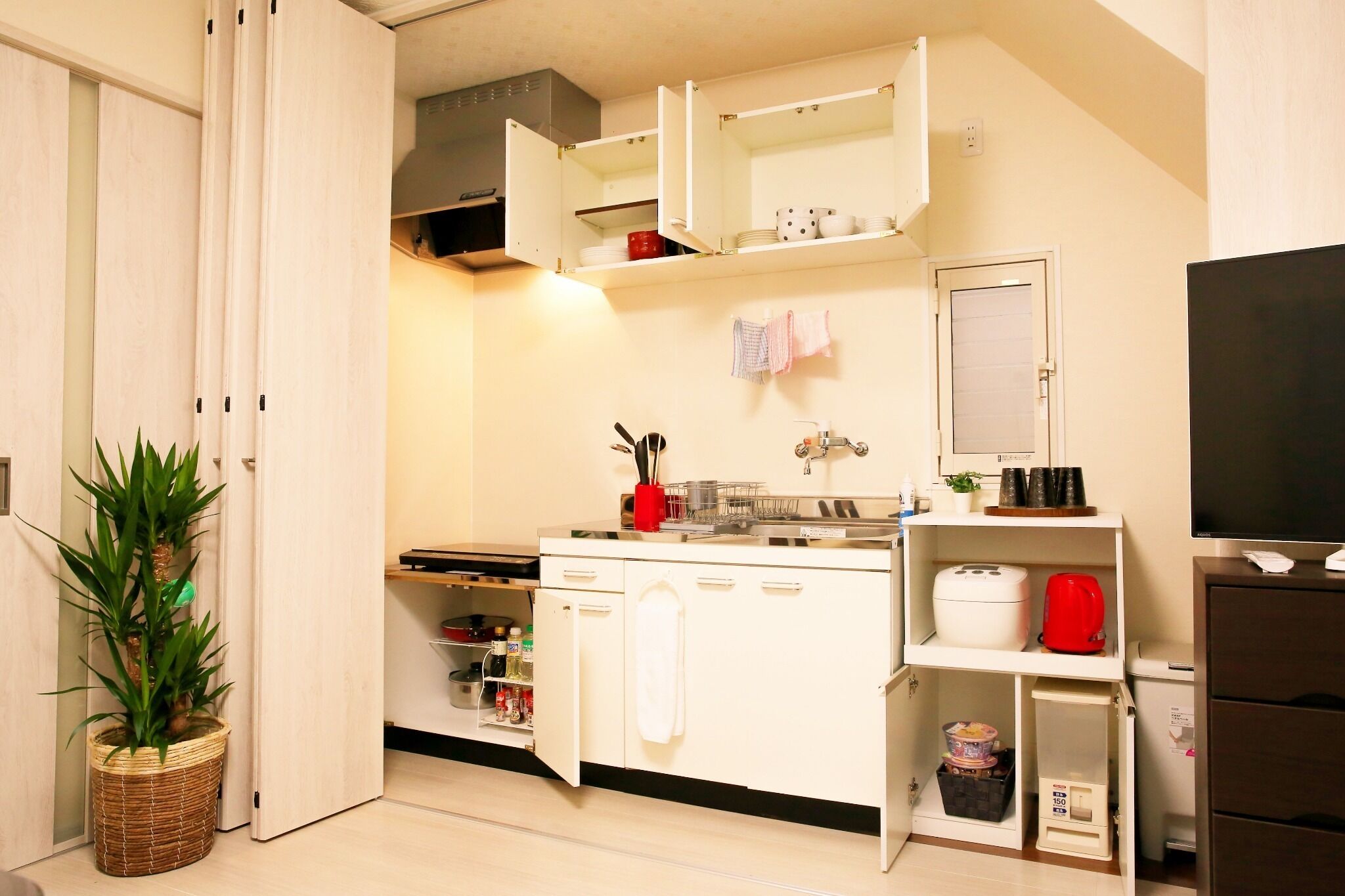 冷蔵庫、電子レンジ、コンロ、調理器具と食器