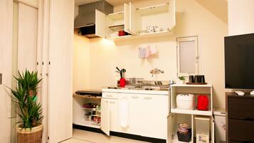 Fridge, microwave, stovetop, cookware/dishes/utensils