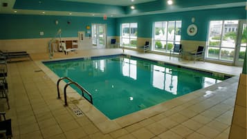 Inomhuspool och solstolar