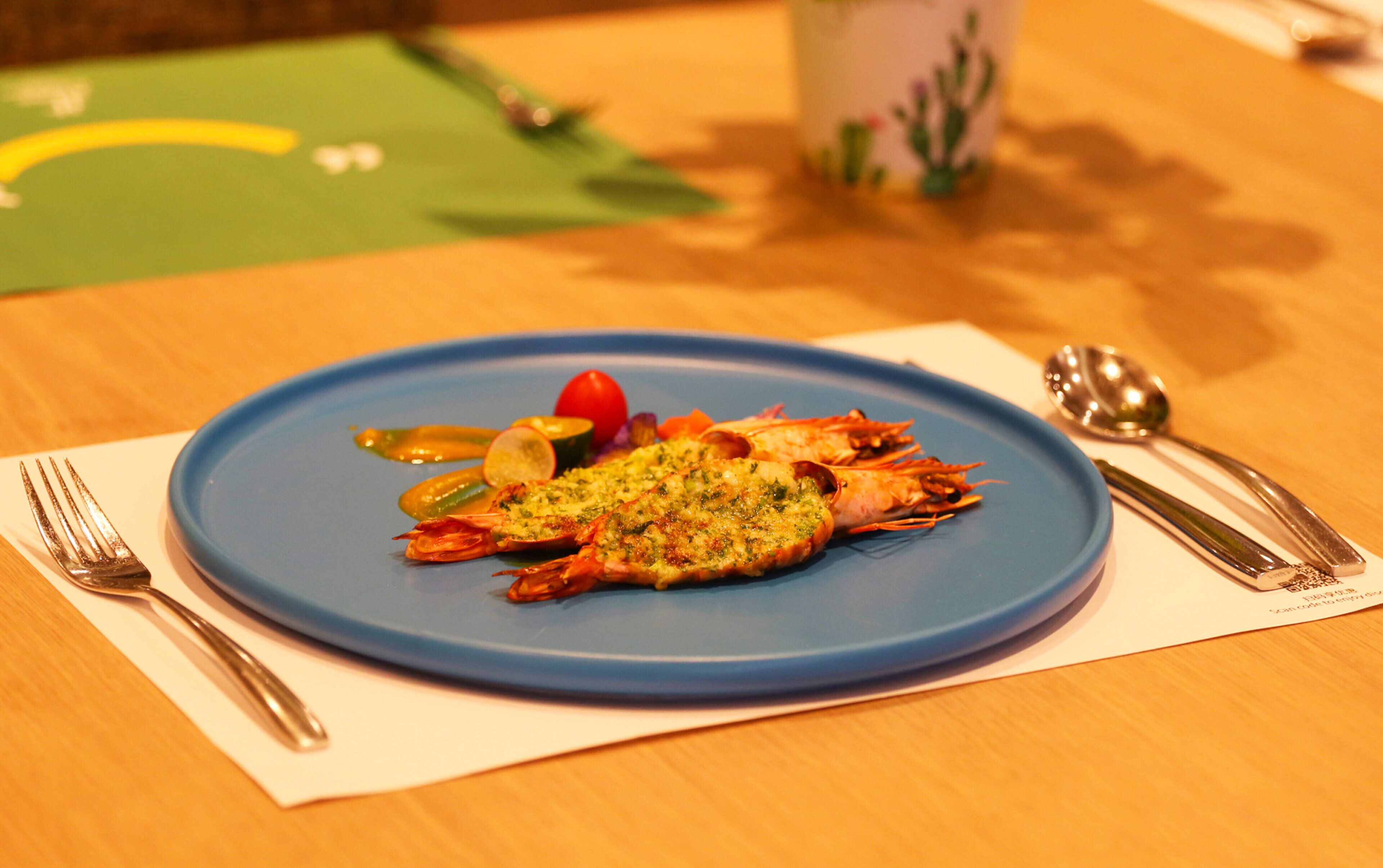 Un plato de comida sobre una mesa.