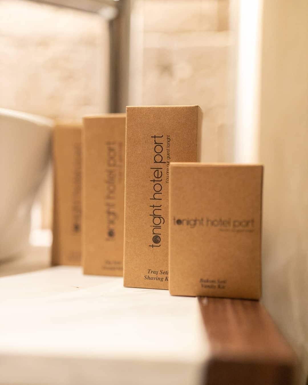 Una fila de cajas de cartón con la etiqueta 'tonight hotel port' en una estantería.