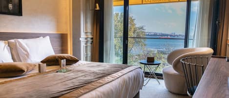 Minibar, coffres-forts dans les chambres, bureau