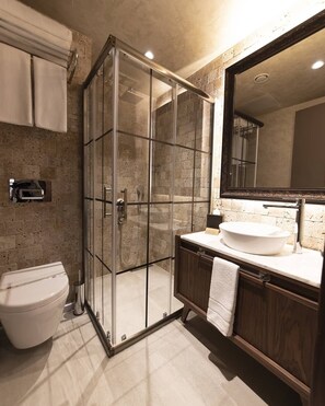 Douche, douche à « effet pluie », articles de toilette de luxe