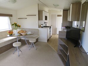 Deluxe Mobile Home, Ensuite, Sea View (Honeysuckle) | Private kitchen