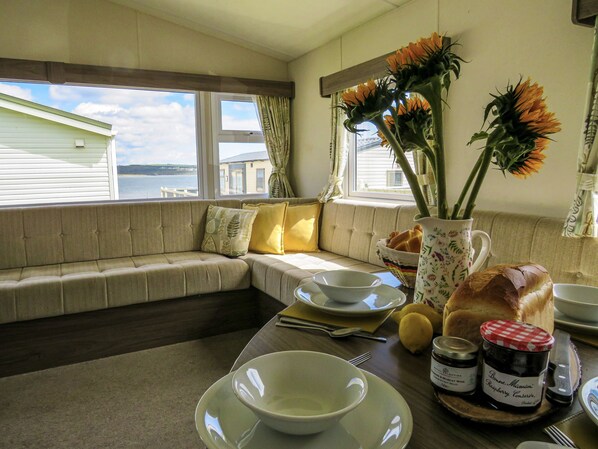 Deluxe Mobile Home, Ensuite, Sea View (Honeysuckle) | Interior
