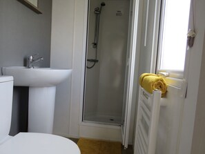 Deluxe Mobile Home, Ensuite, Sea View (Honeysuckle) | Bathroom