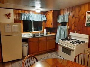 Fridge, microwave, oven, stovetop - Ontario @ Kimar`s Resort Lk SUP (Au Train)