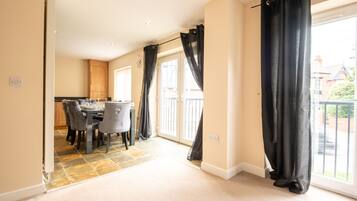 Panoramic Apartment, Private Bathroom | Restaurant