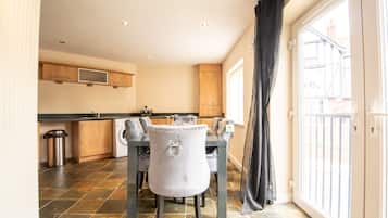 Panoramic Apartment, Private Bathroom | Restaurant