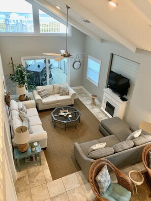 Älytelevisio, takka, DVD-soitin, kirjoja