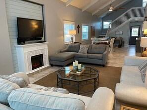 Älytelevisio, takka, DVD-soitin, kirjoja