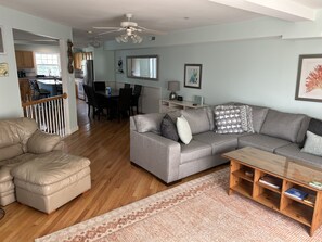 TV, DVD-spiller og stereoanlegg