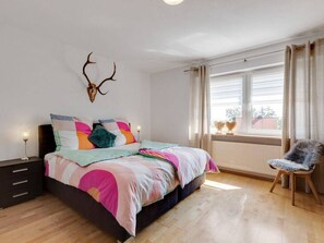 2 chambres, coffres-forts dans les chambres, lit parapluie